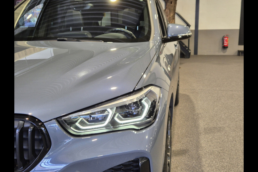 BMW X1 xDrive25e High Executive M-Sport | Panorama | 19” | Trekhaak | Camera | HUD | Stormbay metallic