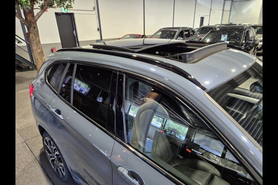 BMW X1 xDrive25e High Executive M-Sport | Panorama | 19” | Trekhaak | Camera | HUD | Stormbay metallic