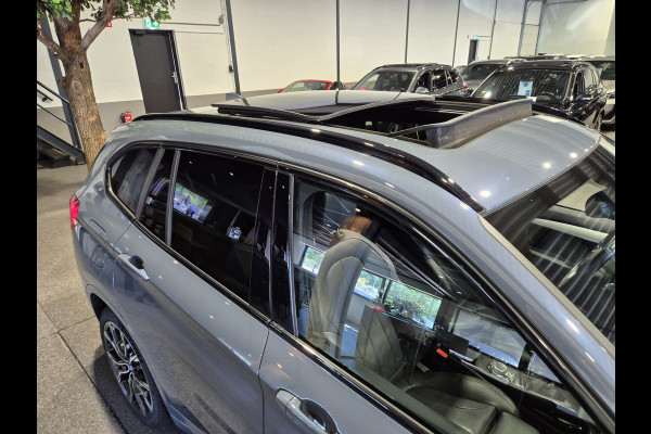 BMW X1 xDrive25e High Executive M-Sport | Panorama | 19” | Trekhaak | Camera | HUD | Stormbay metallic