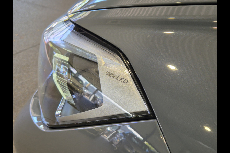 BMW X1 xDrive25e High Executive M-Sport | Panorama | 19” | Trekhaak | Camera | HUD | Stormbay metallic