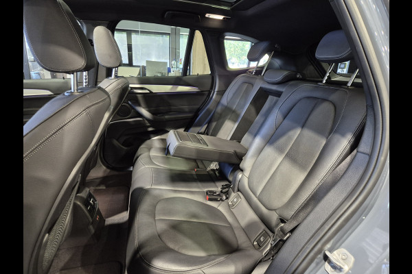 BMW X1 xDrive25e High Executive M-Sport | Panorama | 19” | Trekhaak | Camera | HUD | Stormbay metallic