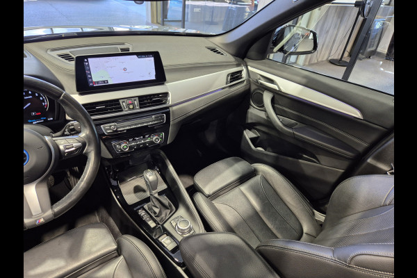 BMW X1 xDrive25e High Executive M-Sport | Panorama | 19” | Trekhaak | Camera | HUD | Stormbay metallic