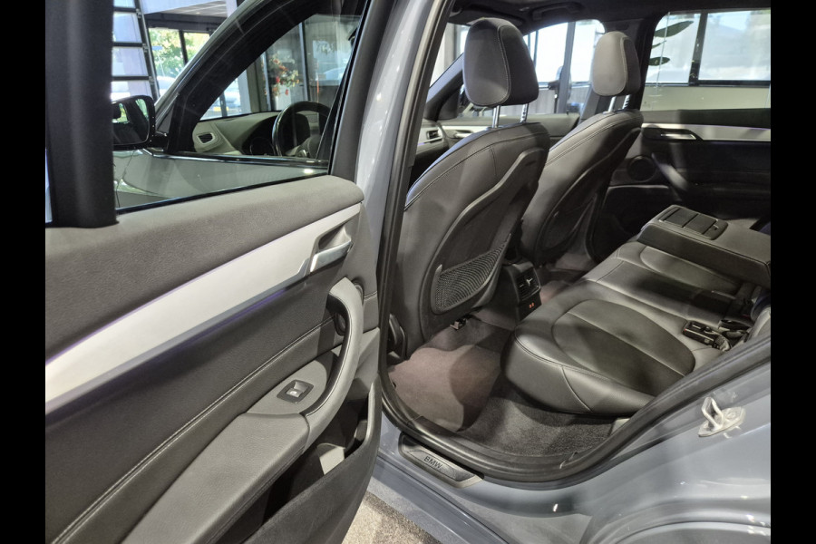 BMW X1 xDrive25e High Executive M-Sport | Panorama | 19” | Trekhaak | Camera | HUD | Stormbay metallic