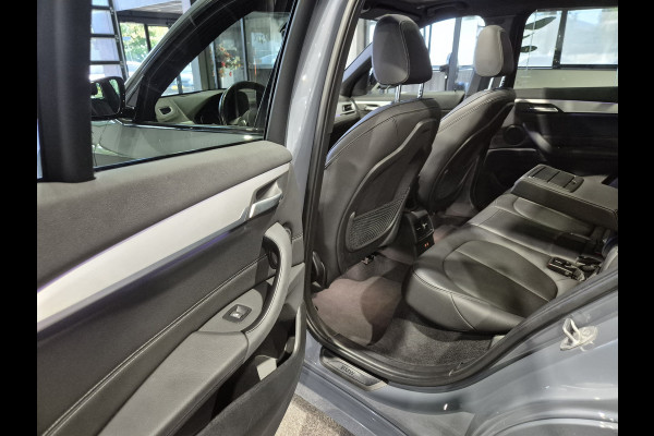 BMW X1 xDrive25e High Executive M-Sport | Panorama | 19” | Trekhaak | Camera | HUD | Stormbay metallic