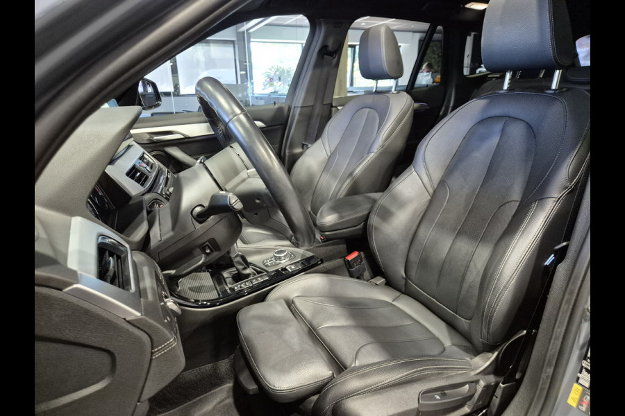 BMW X1 xDrive25e High Executive M-Sport | Panorama | 19” | Trekhaak | Camera | HUD | Stormbay metallic