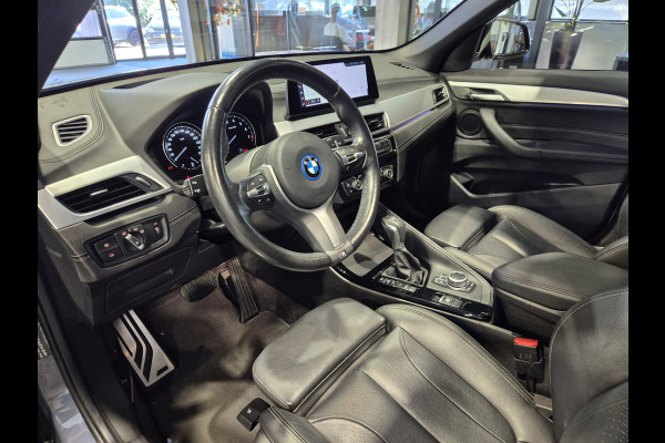 BMW X1 xDrive25e High Executive M-Sport | Panorama | 19” | Trekhaak | Camera | HUD | Stormbay metallic
