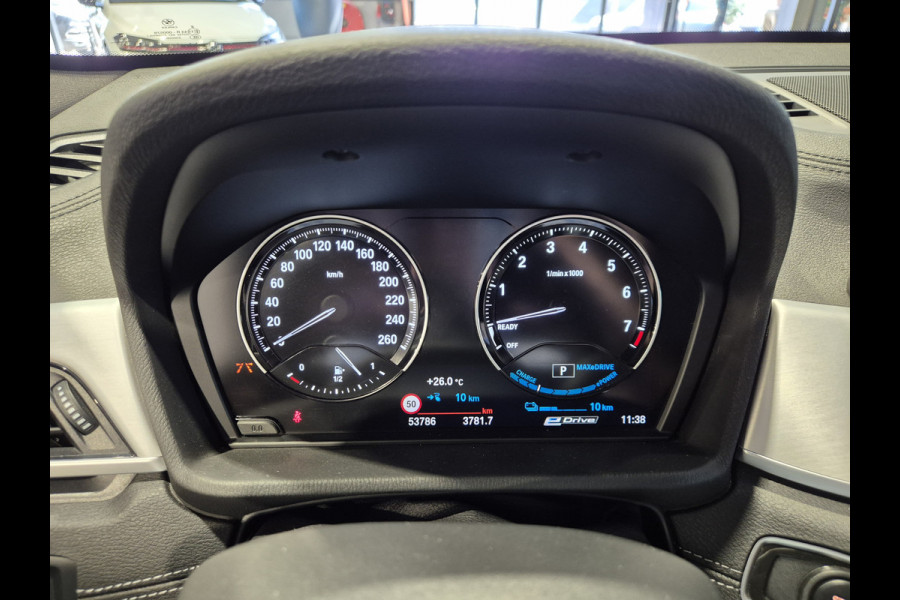 BMW X1 xDrive25e High Executive M-Sport | Panorama | 19” | Trekhaak | Camera | HUD | Stormbay metallic