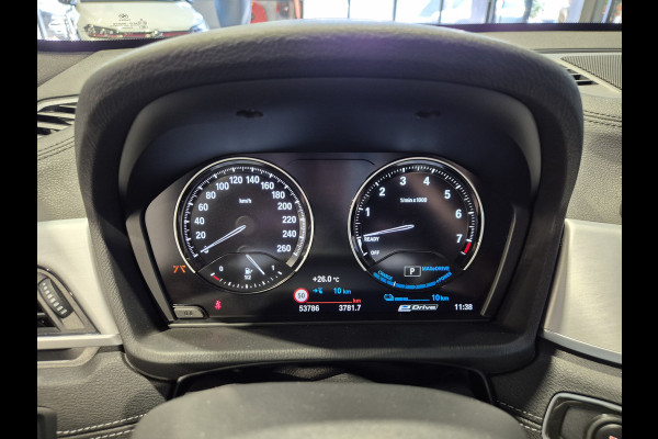 BMW X1 xDrive25e High Executive M-Sport | Panorama | 19” | Trekhaak | Camera | HUD | Stormbay metallic