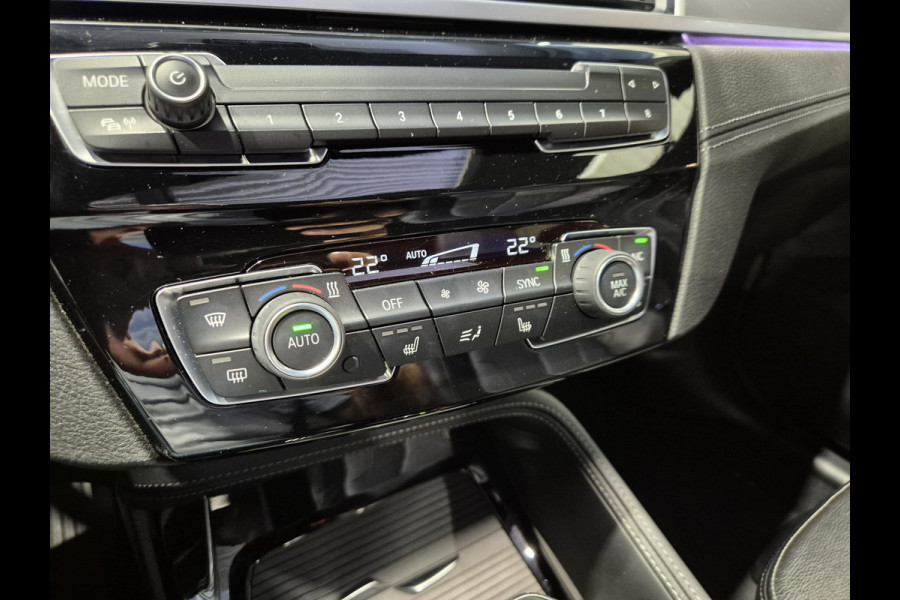 BMW X1 xDrive25e High Executive M-Sport | Panorama | 19” | Trekhaak | Camera | HUD | Stormbay metallic