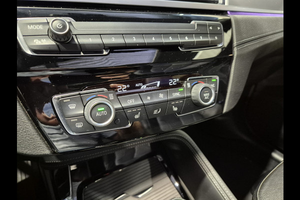 BMW X1 xDrive25e High Executive M-Sport | Panorama | 19” | Trekhaak | Camera | HUD | Stormbay metallic