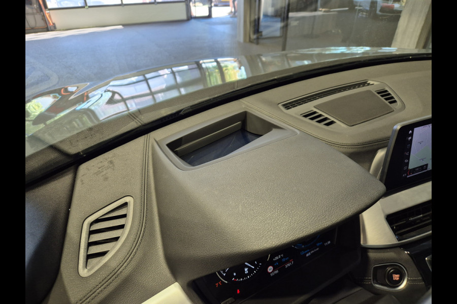 BMW X1 xDrive25e High Executive M-Sport | Panorama | 19” | Trekhaak | Camera | HUD | Stormbay metallic