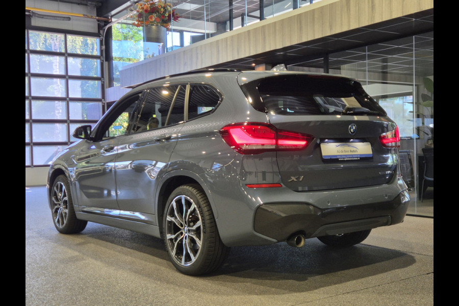 BMW X1 xDrive25e High Executive M-Sport | Panorama | 19” | Trekhaak | Camera | HUD | Stormbay metallic