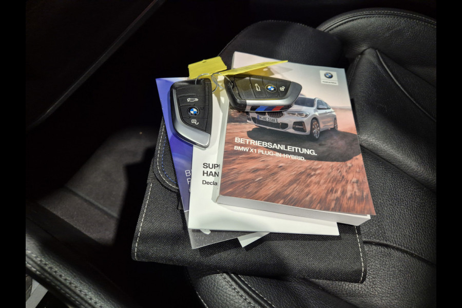 BMW X1 xDrive25e High Executive M-Sport | Panorama | 19” | Trekhaak | Camera | HUD | Stormbay metallic