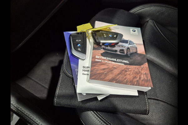 BMW X1 xDrive25e High Executive M-Sport | Panorama | 19” | Trekhaak | Camera | HUD | Stormbay metallic