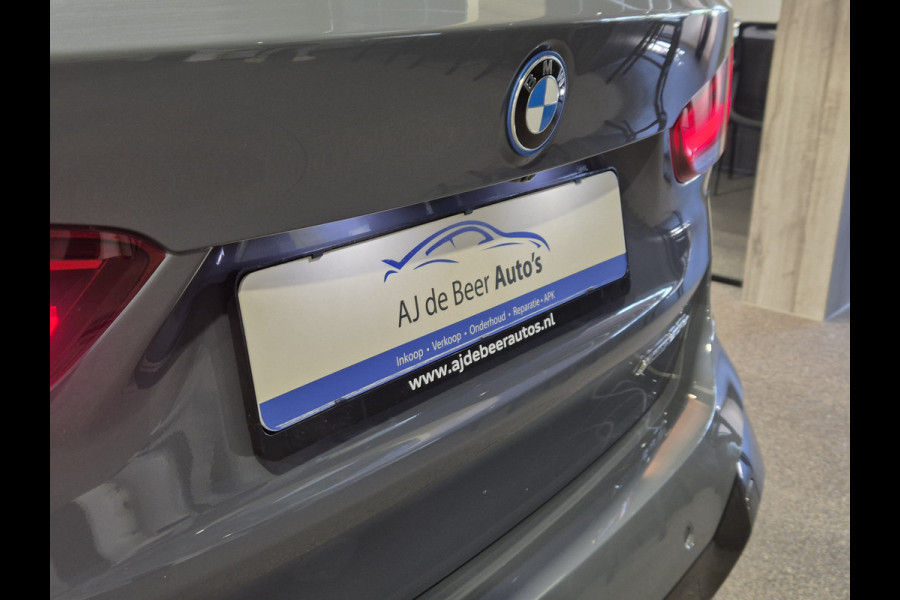 BMW X1 xDrive25e High Executive M-Sport | Panorama | 19” | Trekhaak | Camera | HUD | Stormbay metallic