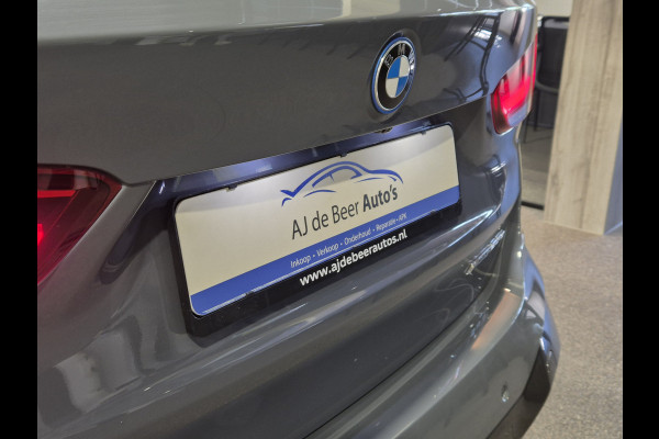 BMW X1 xDrive25e High Executive M-Sport | Panorama | 19” | Trekhaak | Camera | HUD | Stormbay metallic