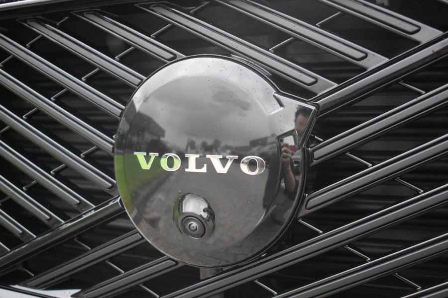 Volvo XC60 T8 455PK Plug-in hybrid AWD Ultra Black Edition | Luchtvering | HUD | Massage stoelen | Stoel koeling | Bowers & Wilkens |