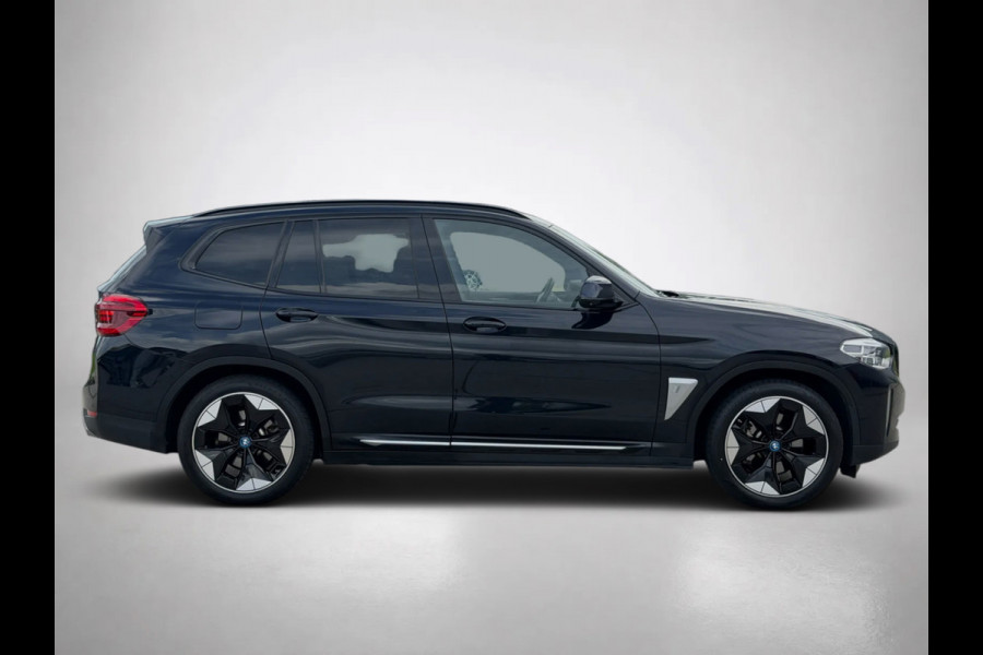 BMW iX3 High Executive 80 kWh M-pakket SOH 96% (1e eig, NL-auto, Dealer OndH, Panoramadak, Navi Pro, Camera, H&K, Autopilot, Etc))