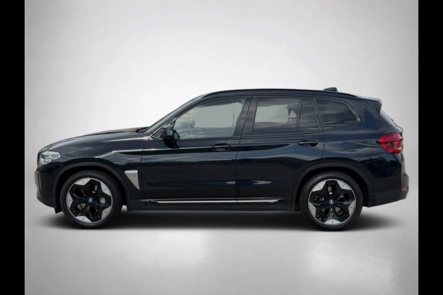 BMW iX3 High Executive 80 kWh M-pakket SOH 96% (1e eig, NL-auto, Dealer OndH, Panoramadak, Navi Pro, Camera, H&K, Autopilot, Etc))