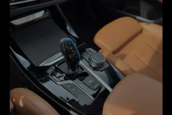 BMW iX3 High Executive 80 kWh M-pakket SOH 96% (1e eig, NL-auto, Dealer OndH, Panoramadak, Navi Pro, Camera, H&K, Autopilot, Etc))