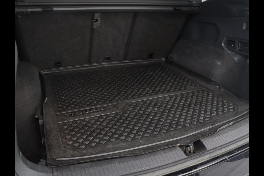 Volkswagen Tiguan Allspace 1.5 TSI Highline Business R | Leder | Trekhaak | Virtual dashboard | Adaptive cruise | Camera | Park assist | Carplay | Climate control | Stoelverwarming | Full LED |