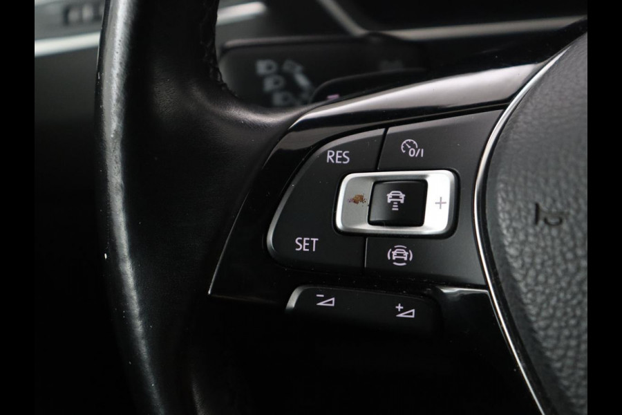 Volkswagen Tiguan Allspace 1.5 TSI Highline Business R | Leder | Trekhaak | Virtual dashboard | Adaptive cruise | Camera | Park assist | Carplay | Climate control | Stoelverwarming | Full LED |