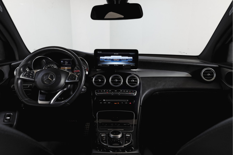 Mercedes-Benz GLC Coupé 250 4MATIC 211 PK Premium AMG Line | S/K-Panodak | Cruise | Stoelverw. | PDC | Camera | App. Connect | ECC | LM 21" |