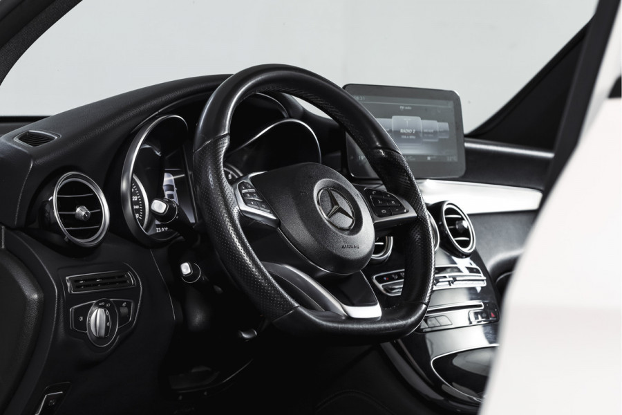 Mercedes-Benz GLC Coupé 250 4MATIC 211 PK Premium AMG Line | S/K-Panodak | Cruise | Stoelverw. | PDC | Camera | App. Connect | ECC | LM 21" |