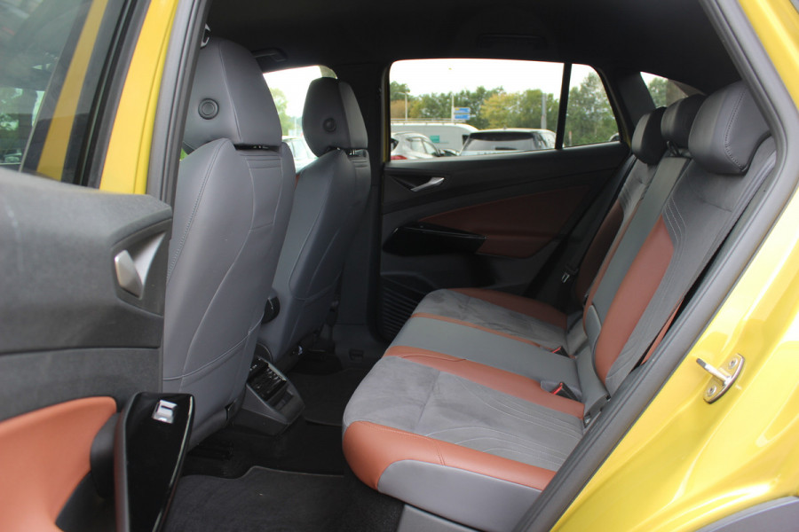 Volkswagen ID.4 Life 77 kWh / SoH 93,9% / Trekhaak / Camera / Apple CarPlay / DAB / 20'' / LED / Alcantara / Stoelverwarming / ACC