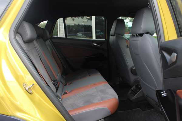 Volkswagen ID.4 Life 77 kWh / SoH 93,9% / Trekhaak / Camera / Apple CarPlay / DAB / 20'' / LED / Alcantara / Stoelverwarming / ACC