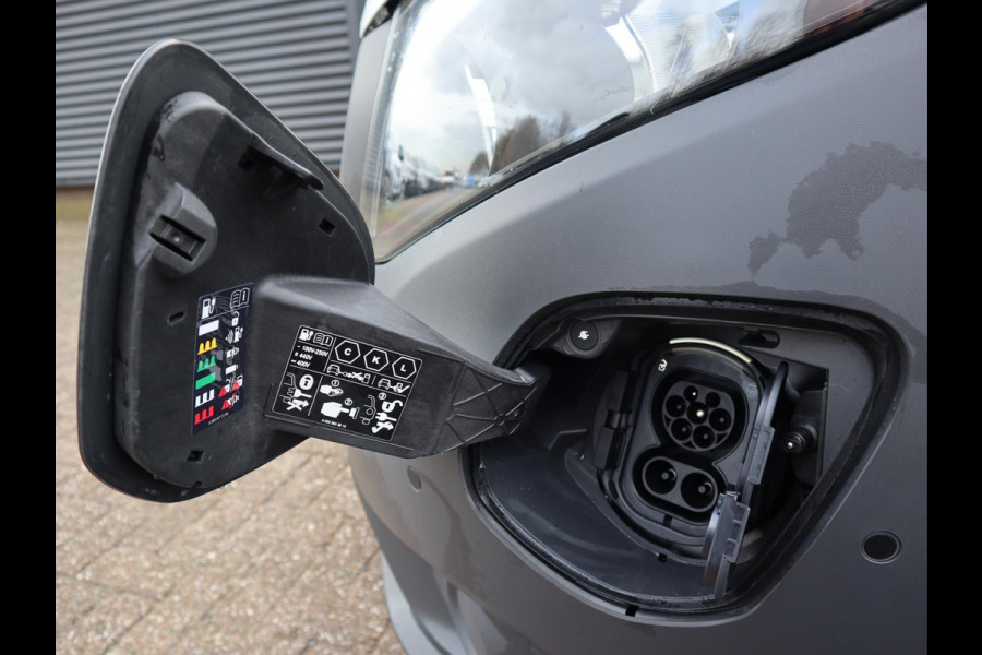 Mercedes-Benz eVito 112 66 kWh SoH 97,6 % AC + DC Snelladen L2 Lang - LM - Camera - 3 Zits - Betimmerd