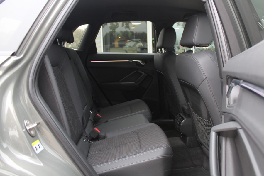 Audi Q3 35 TFSI S Line / CarPlay / Parkeerhulp V+A / 18'' / Sfeerverlichting / Elektr. stoelen / Matrix LED / Virtual Cockpit / Cruise Control