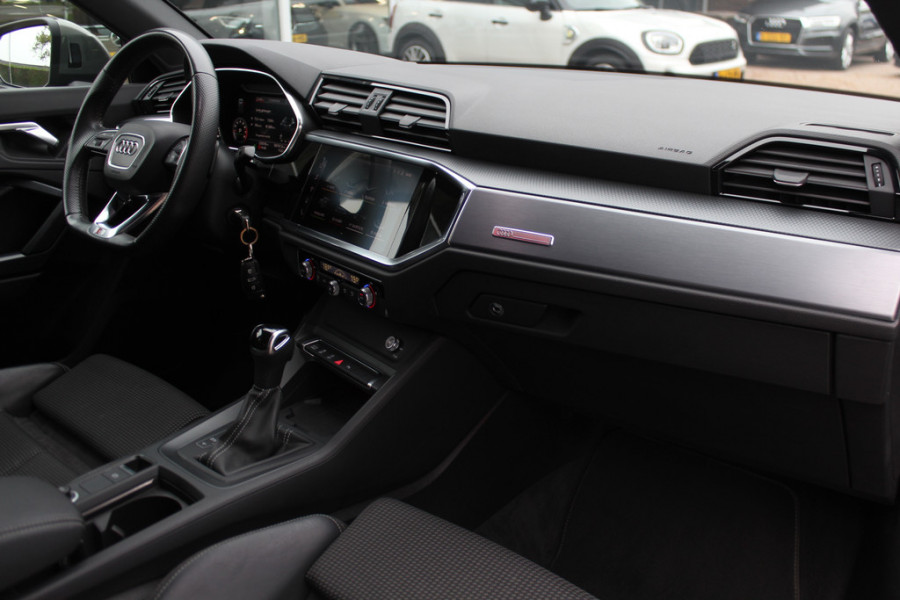 Audi Q3 35 TFSI S Line / CarPlay / Parkeerhulp V+A / 18'' / Sfeerverlichting / Elektr. stoelen / Matrix LED / Virtual Cockpit / Cruise Control