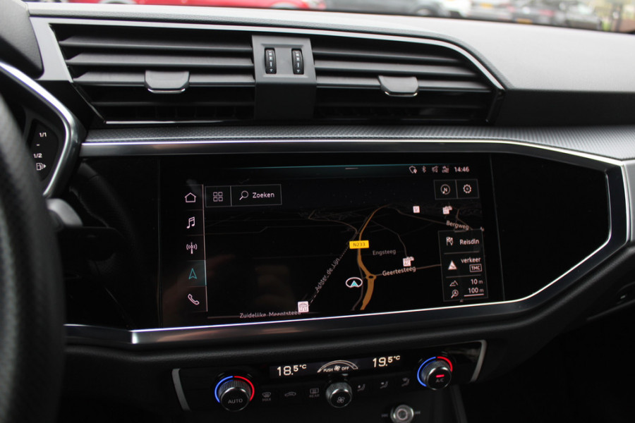 Audi Q3 35 TFSI S Line / CarPlay / Parkeerhulp V+A / 18'' / Sfeerverlichting / Elektr. stoelen / Matrix LED / Virtual Cockpit / Cruise Control