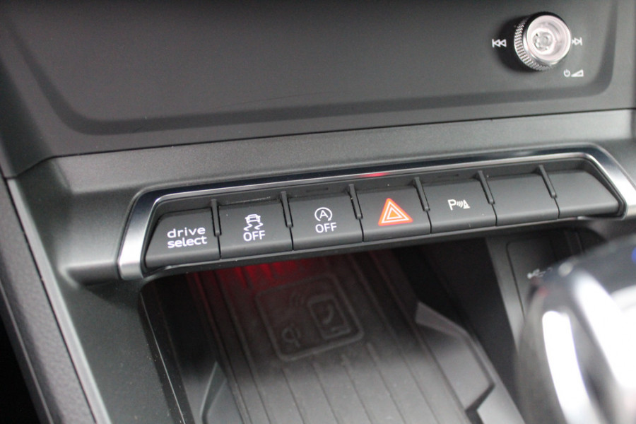 Audi Q3 35 TFSI S Line / CarPlay / Parkeerhulp V+A / 18'' / Sfeerverlichting / Elektr. stoelen / Matrix LED / Virtual Cockpit / Cruise Control