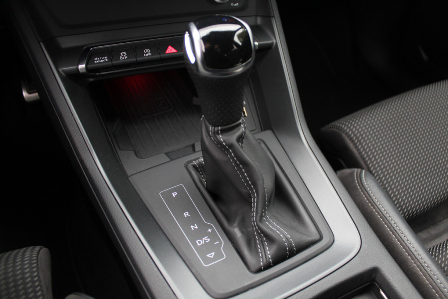 Audi Q3 35 TFSI S Line / CarPlay / Parkeerhulp V+A / 18'' / Sfeerverlichting / Elektr. stoelen / Matrix LED / Virtual Cockpit / Cruise Control