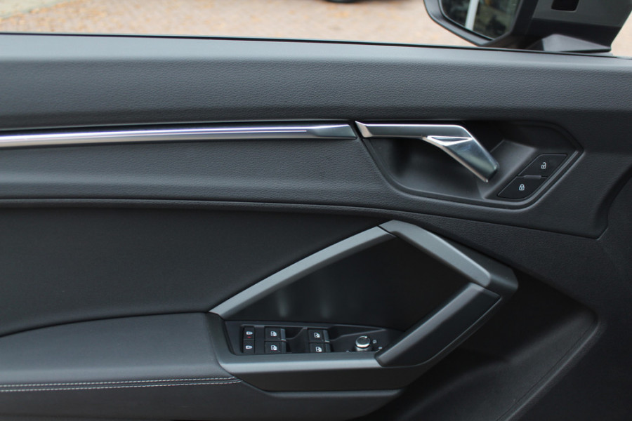 Audi Q3 35 TFSI S Line / CarPlay / Parkeerhulp V+A / 18'' / Sfeerverlichting / Elektr. stoelen / Matrix LED / Virtual Cockpit / Cruise Control