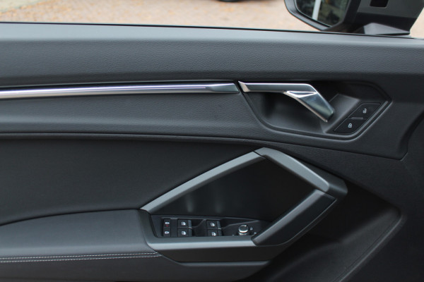 Audi Q3 35 TFSI S Line / CarPlay / Parkeerhulp V+A / 18'' / Sfeerverlichting / Elektr. stoelen / Matrix LED / Virtual Cockpit / Cruise Control