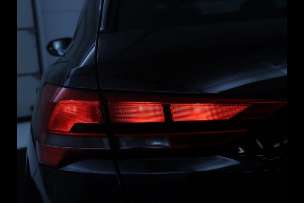 Audi Q3 35 TFSI S edition | Leder | Virtual Dashboard | Carplay | Stoelverwarming | Climate control | Cruise control | Camera | Park assist | Navigatie |