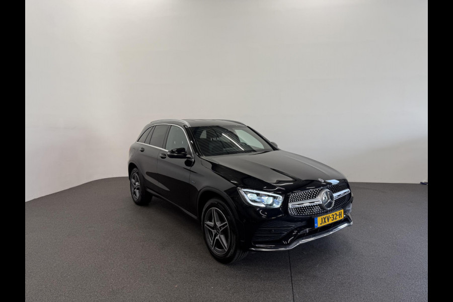 Mercedes-Benz GLC 300e 4MATIC Automaat PHEV AMG Line Navigatie Cruise Control Parkeersensoren Stoelverwarming Panorama dak Matrix LED-koplampen Virtual Cockpit Surround-systeem Burmester Inductielader