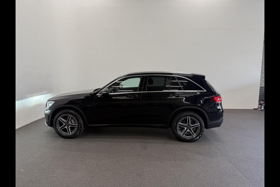 Mercedes-Benz GLC 300e 4MATIC Automaat PHEV AMG Line Navigatie Cruise Control Parkeersensoren Stoelverwarming Panorama dak Matrix LED-koplampen Virtual Cockpit Surround-systeem Burmester Inductielader