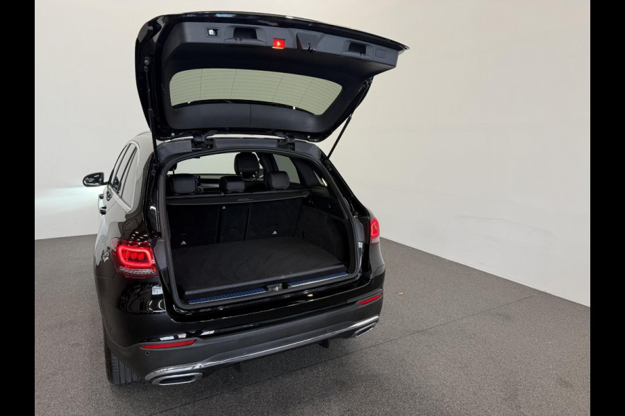 Mercedes-Benz GLC 300e 4MATIC Automaat PHEV AMG Line Navigatie Cruise Control Parkeersensoren Stoelverwarming Panorama dak Matrix LED-koplampen Virtual Cockpit Surround-systeem Burmester Inductielader