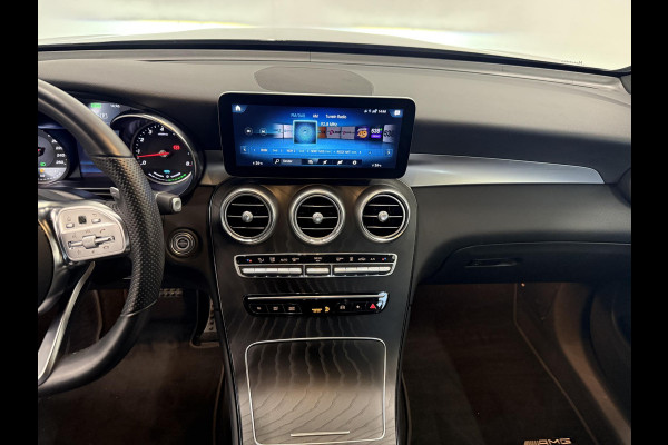 Mercedes-Benz GLC 300e 4MATIC Automaat PHEV AMG Line Navigatie Cruise Control Parkeersensoren Stoelverwarming Panorama dak Matrix LED-koplampen Virtual Cockpit Surround-systeem Burmester Inductielader