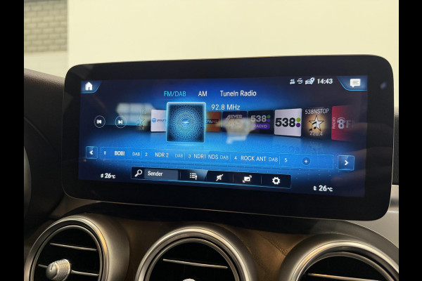 Mercedes-Benz GLC 300e 4MATIC Automaat PHEV AMG Line Navigatie Cruise Control Parkeersensoren Stoelverwarming Panorama dak Matrix LED-koplampen Virtual Cockpit Surround-systeem Burmester Inductielader