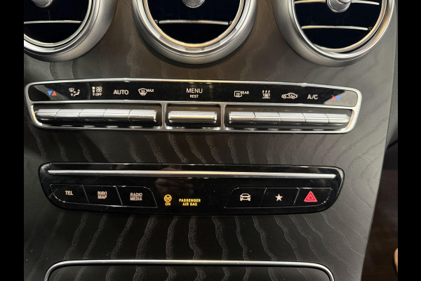 Mercedes-Benz GLC 300e 4MATIC Automaat PHEV AMG Line Navigatie Cruise Control Parkeersensoren Stoelverwarming Panorama dak Matrix LED-koplampen Virtual Cockpit Surround-systeem Burmester Inductielader