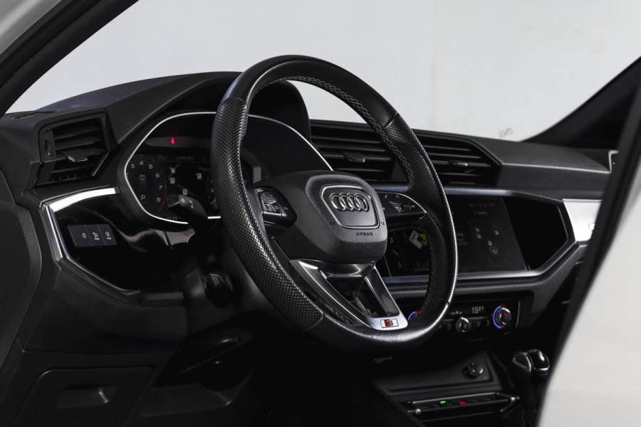 Audi Q3 Sportback 45 TFSI e 245 PK S Edition S-Line Orig. NL | Dig. Cockpit | Cruise | PDC | Camera | NAV+App. Connect | Elek. Klep | ECC | LM 20" |