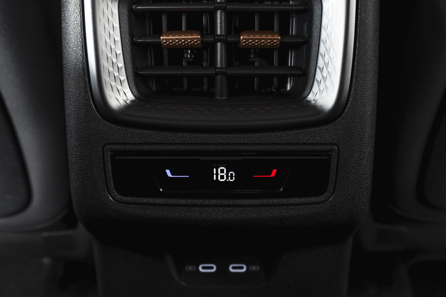 CUPRA Terramar 1.5 TSI e-Hybrid 272 PK VZ Performance | S/K-Panodak | Elek. Trekhaak | Matrix LED | Sennheiser | Elek. stoelen | Adapt. Cruise | Stoel-+Stuurverw. | 360 Camera | NAV+App. Connect | ECC | LM 20" | 3976