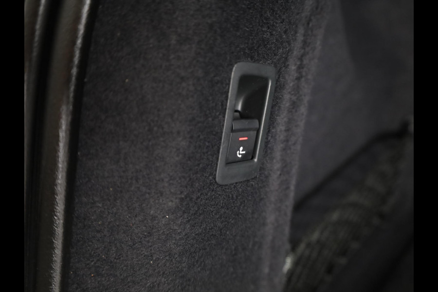 Audi A4 Avant 2.9 TFSI RS 4 quattro 450pk | Panoramadak | Adaptive cruise controle | Matrix | Trekhaak | Elektrisch verstelbare voorstoelen met geheugen | Stoelverwarming voor en achter