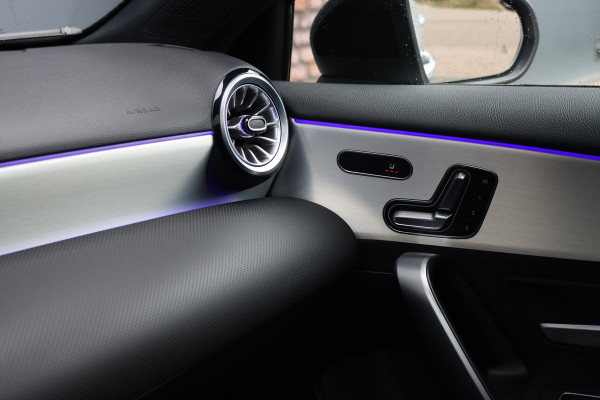 Mercedes-Benz A-Klasse 250 e AMG Line | Panoramadak | Memory | Distronic | HUD | Keyless Go | Advanced Sound System | Sfeerverlichting | Multibeam LED | Augmented Reality |