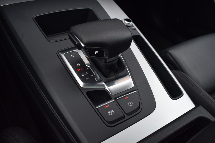 Audi Q5 50 TFSI e S-line | Luchtvering | Pano | Leer | Quantum Grijs